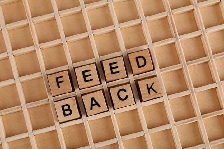 The inscription 'feedback' in the form of wood blocks.